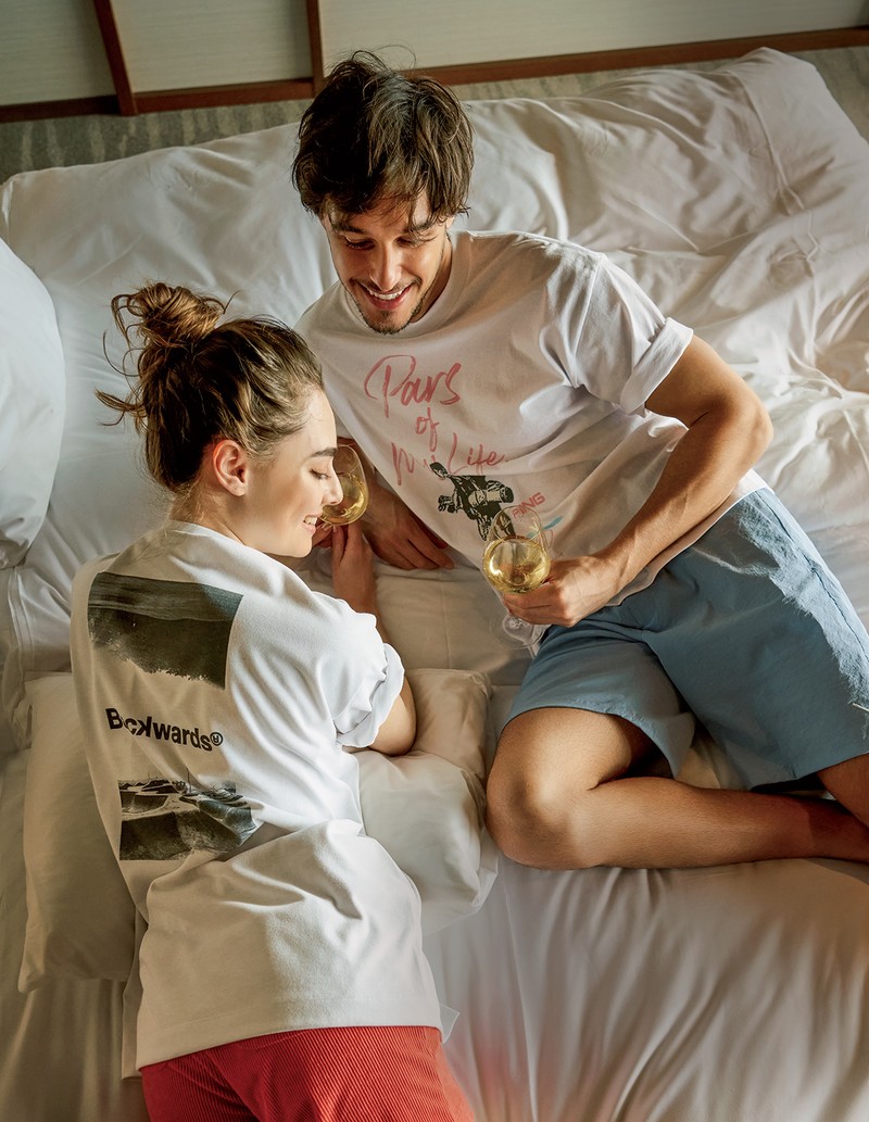 ［右］Tシャツ1万3200円／ピン アパレル（ピン アパレルお客様相談室）、ショーツ2万2000円／サタデーズ ニューヨークシティ（ジュンカスタマーセンター）