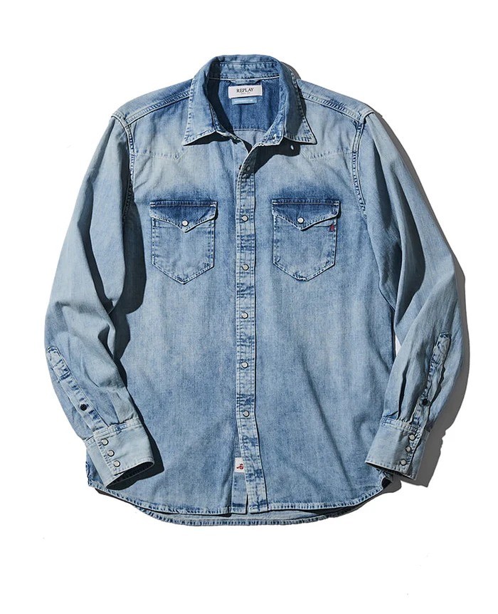 デニムシャツ¥33,000／リプレイ（買えるLEON）