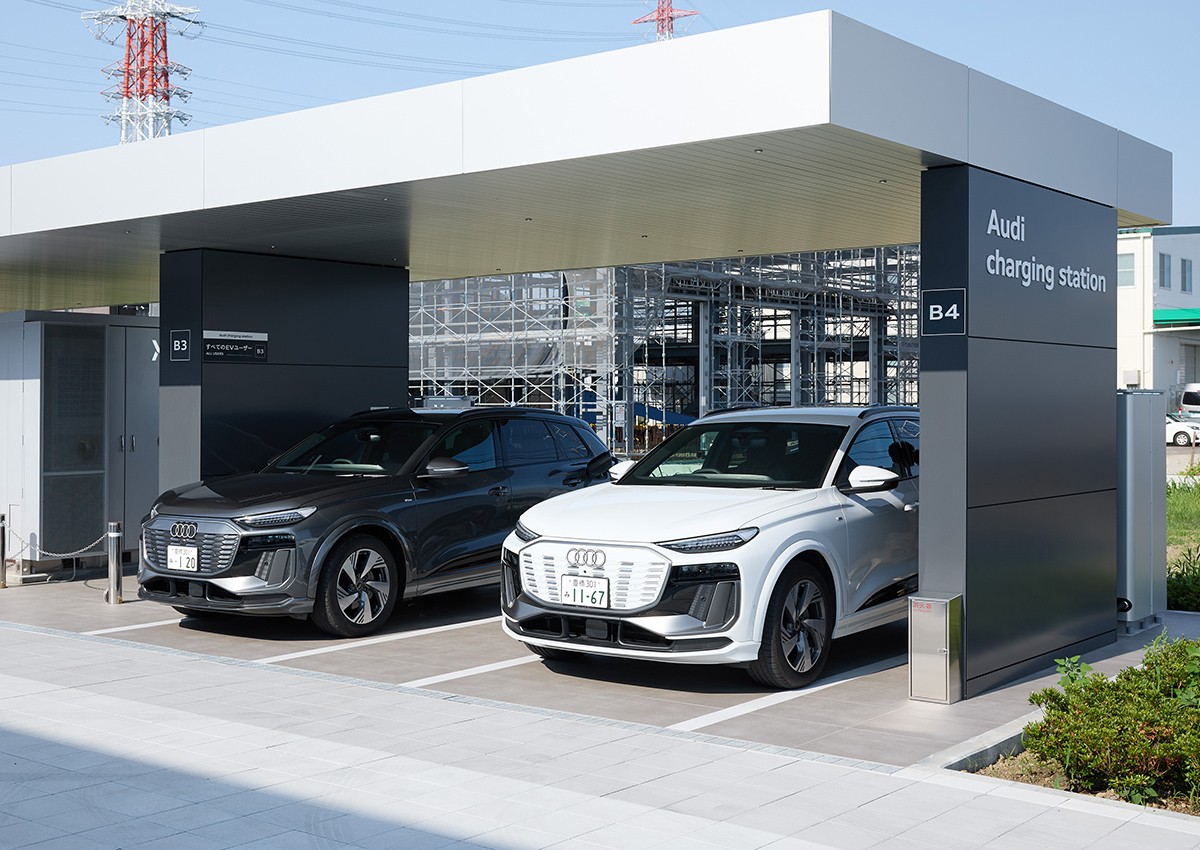 厚木南ICより約1分の「Audi 厚木」の敷地内にオープンした「Audi charging station厚木」。150kWの急速充電器が2基設置されている。