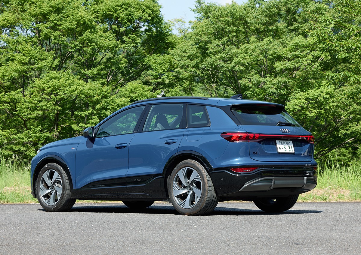 車両価格は、エントリーモデル「Q6 e-tron」が839万円、4WDの「Q6 e-tron quattro 」が998万円、ハイパフォーマンスバージョンの「SQ6 e-tron」が1320万円。