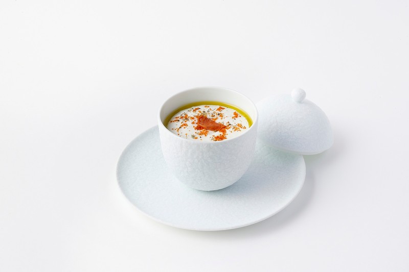 仕上のトマトパウダーまで、トマトのさまざまな表情を味わえる「カプレーゼ」。