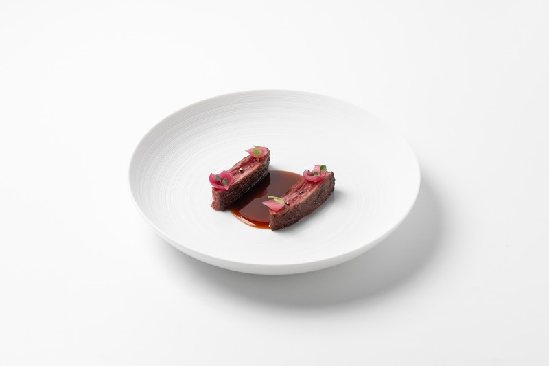 美しい肉質のハラミをシンプルに焼き、アチェ―ト・バルサミコ・ディ・モデナのソースと赤たまねぎのピクルスで異なる酸を添えて。