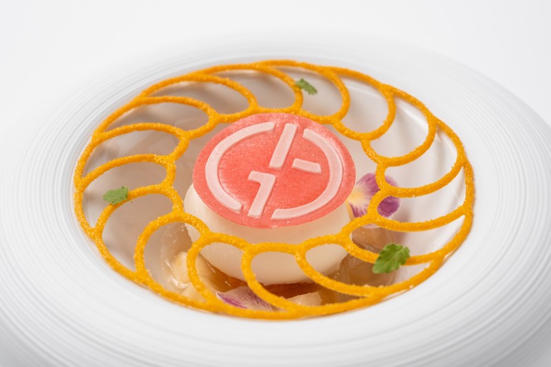 ドルチェは福岡の桃と同県内の酒蔵の酒粕で。グランマニエが香るババ、酒粕の⾵味の濃厚なアイスクリームで、和と 洋が一体に。