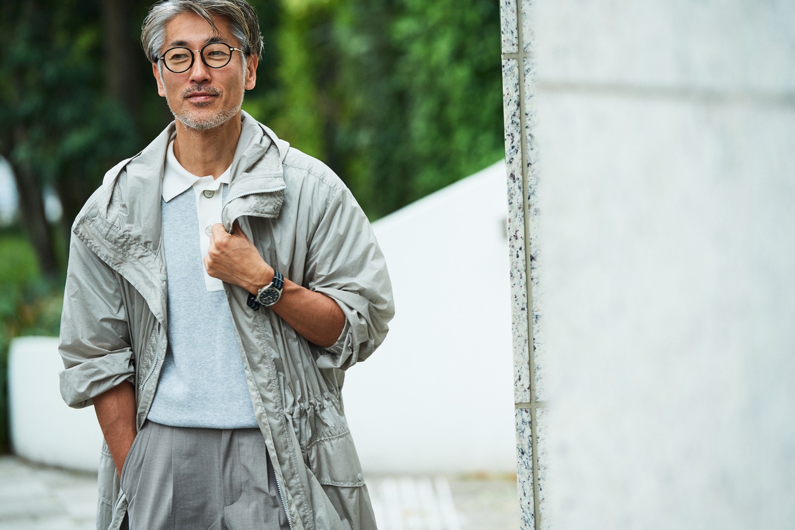 グレーのトーナルコーディネートが軽快かつハイセンスな吉野さんの着こなし。淡いグレーは軽快にして上品な印象です。