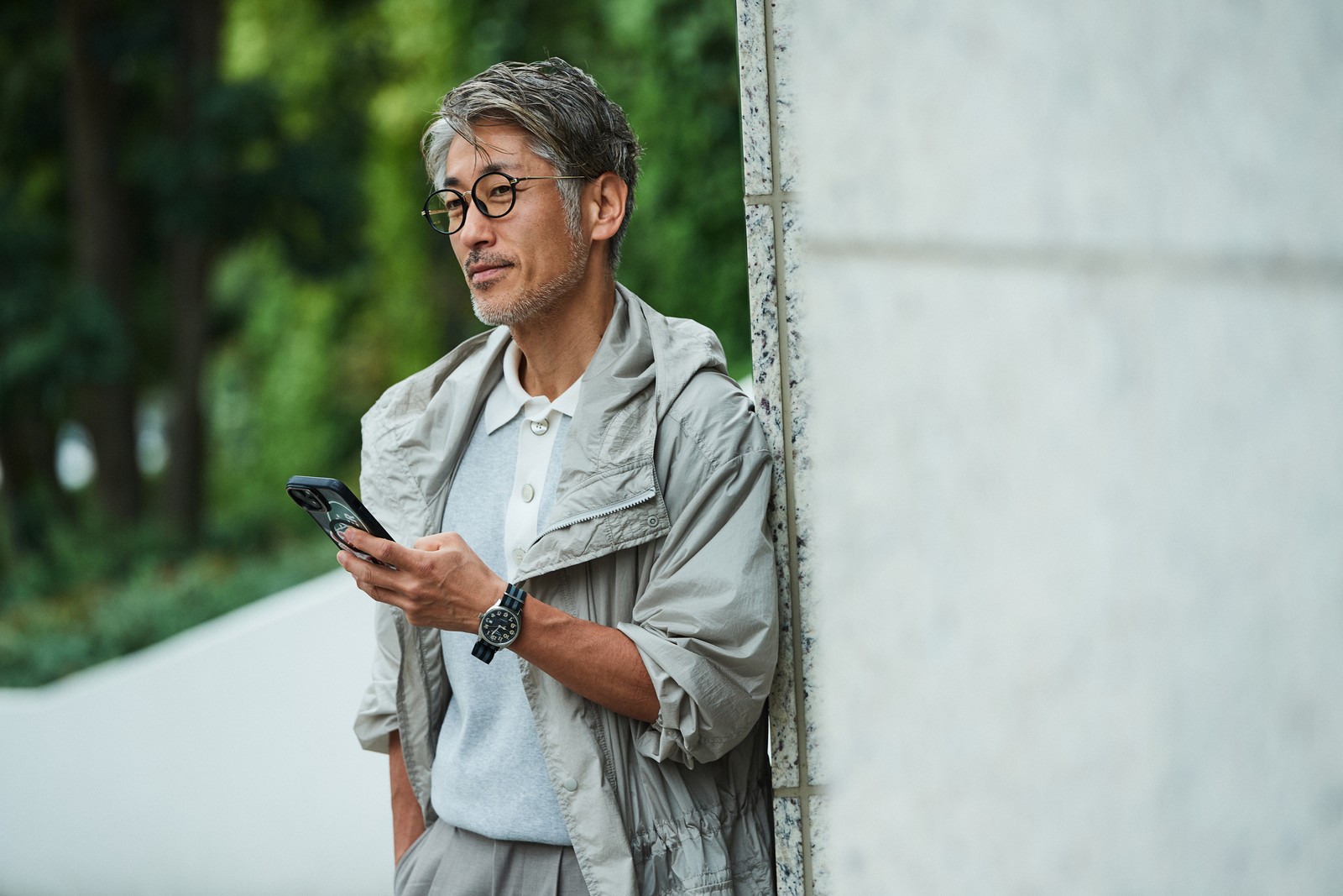 薄手のコートはこの季節でも暑苦しくならず、しかもコーディネート感が演出できるもの。単なる軽装に見えないところがポイントです。