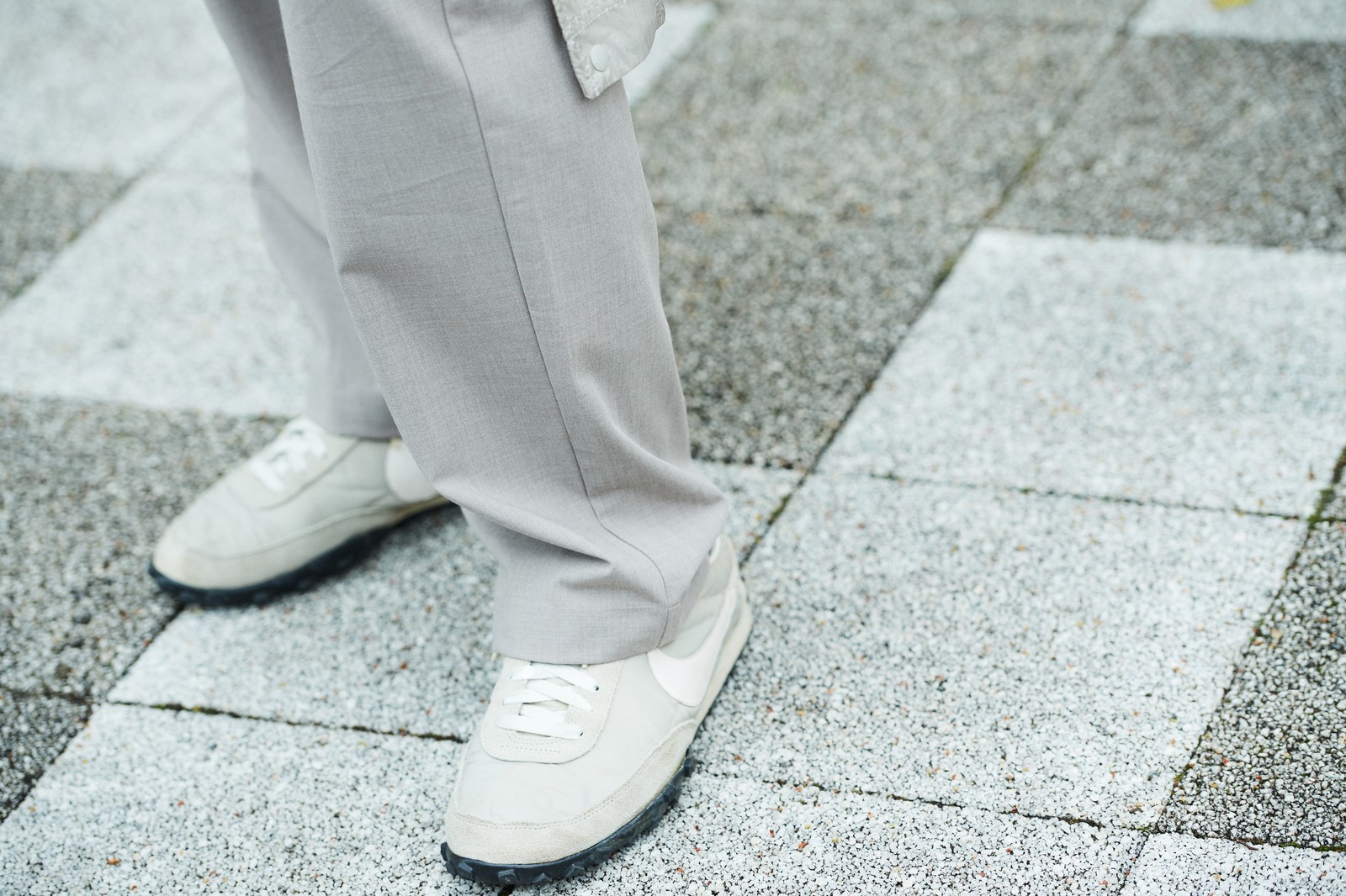 軽快で上品なグレーイッシュスタイルに合わせた靴は、ナイキのワッフルレーサー。もちろんカラーも服装に揃えています。スニーカーの導入がコートスタイルを颯爽とした印象に仕上げています。