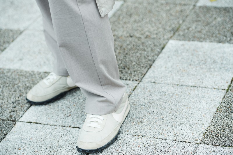 軽快で上品なグレーイッシュスタイルに合わせた靴は、ナイキのワッフルレーサー。もちろんカラーも服装に揃えています。スニーカーの導入がコートスタイルを颯爽とした印象に仕上げています。