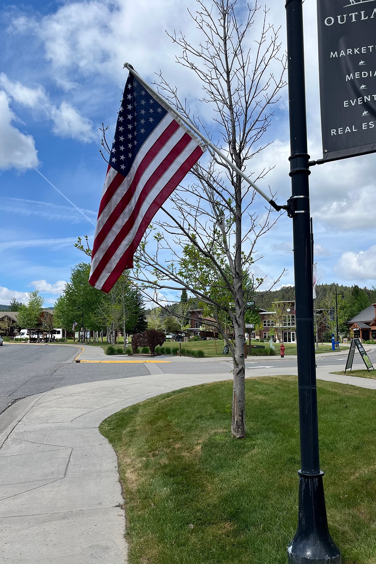 アメリカでは、お店や民家、街の街頭など、至るところにアメリカ国旗が掲げられていました! 日本ではあまりない文化ですよね。