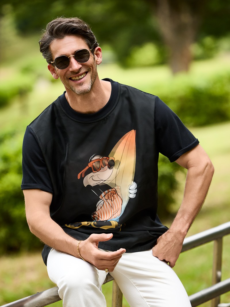 Tシャツ1万6500円／マックスシックス、パンツ3万5200円／ロイロジャース、サングラス11万8800円／アコニ、ブレスレット242万円、リング129万8000円／ともにアオシ（すべて買えるLEON）　©Disney