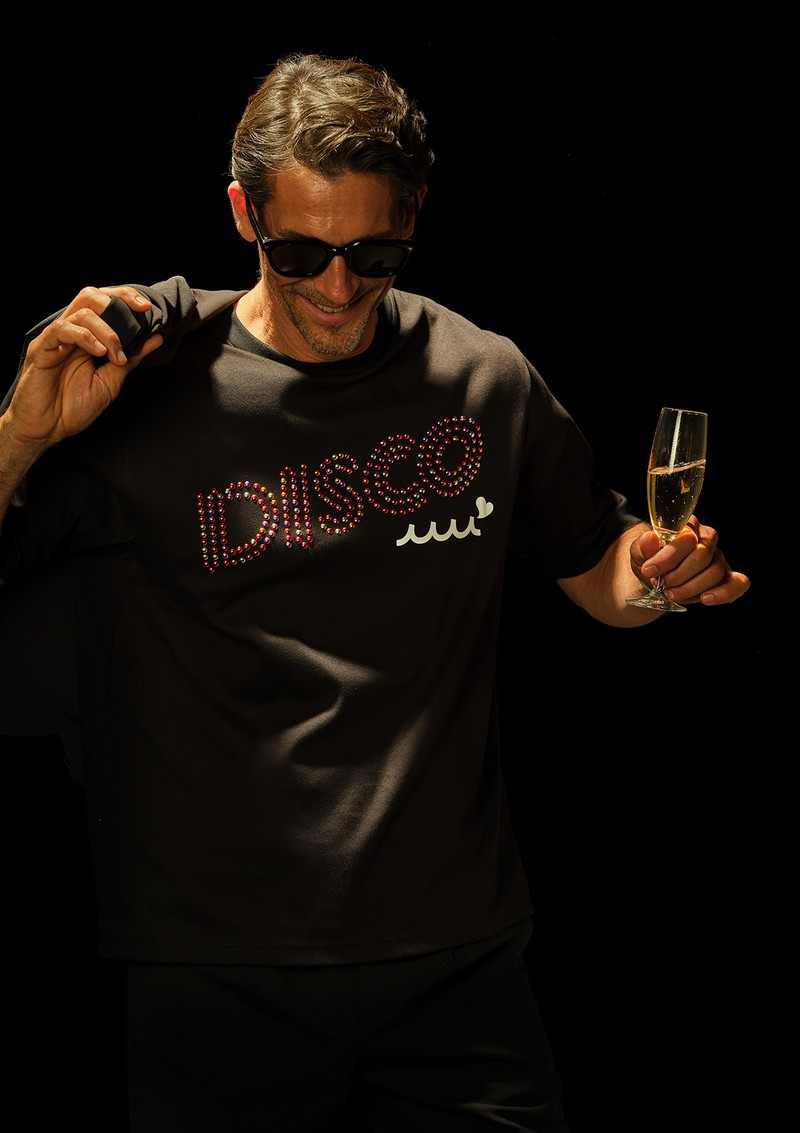 Tシャツ1万9800円／ムータ・マリン、ジャケット4万4000円／バンデル、パンツ3万9600円／エムバイ、サングラス2万2000円／ポリス（すべて買えるLEON）