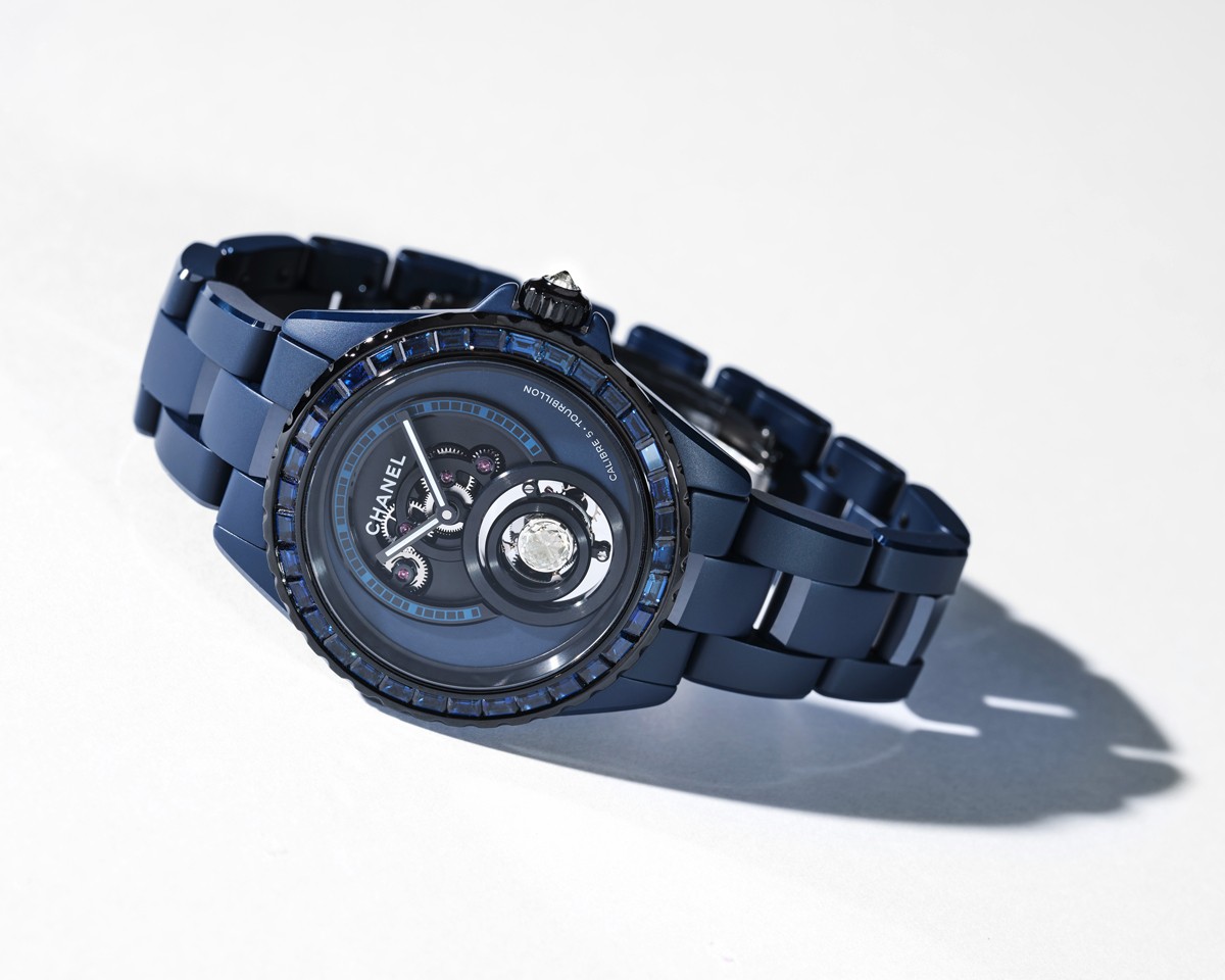 「J12 BLEU ダイヤモンド トゥールビヨン」手巻き、高耐性セラミックケース(38mm)×ブレスレット。世界限定55本。3564万円/シャネル(シャネル カスタマーケア)
