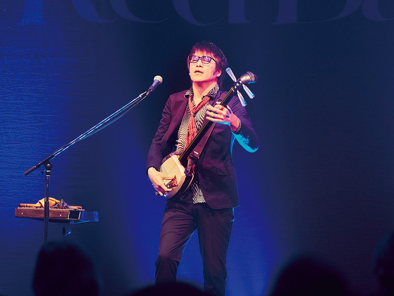 LEON Nightが九州初上陸！ 熊本市が赤と黒に染まった夜を公開♡　世界的な三味線奏者、髙﨑裕士さん