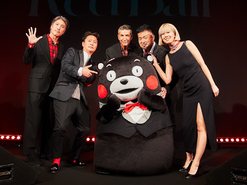 LEON Nightが九州初上陸！ 熊本市が赤と黒に染まった夜を公開♡　熊本のスーパースター、くまモンも来場いただきました！ 今回の会場のテーマカラーにもなったくまモンもタキシード着用でドレスアップ！