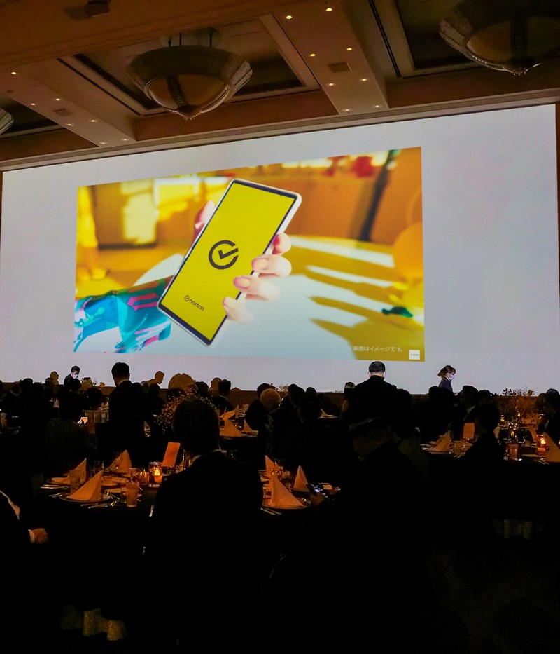 スポンサーには「ノートン」さんも。経営者の皆さまも多く集うパーティゆえデジタル面のウイルス対策アップデイトを提案する動画を大画面で再生。この機会にぜひ見直しを〜。