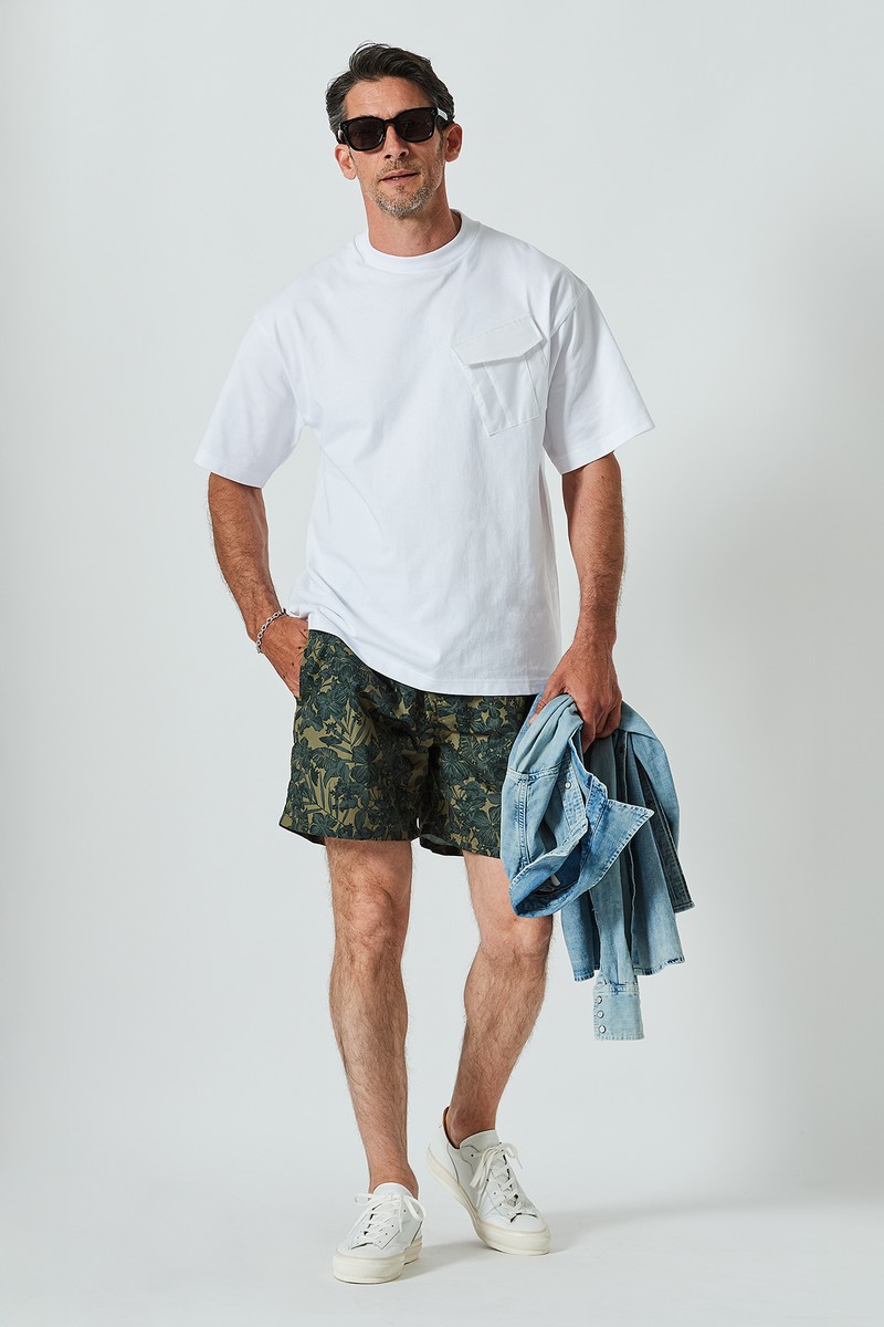 Tシャツ1万3200円／ウィス・キー、シャツ3万3000円、ショーツ1万7600円／ともにリプレイ