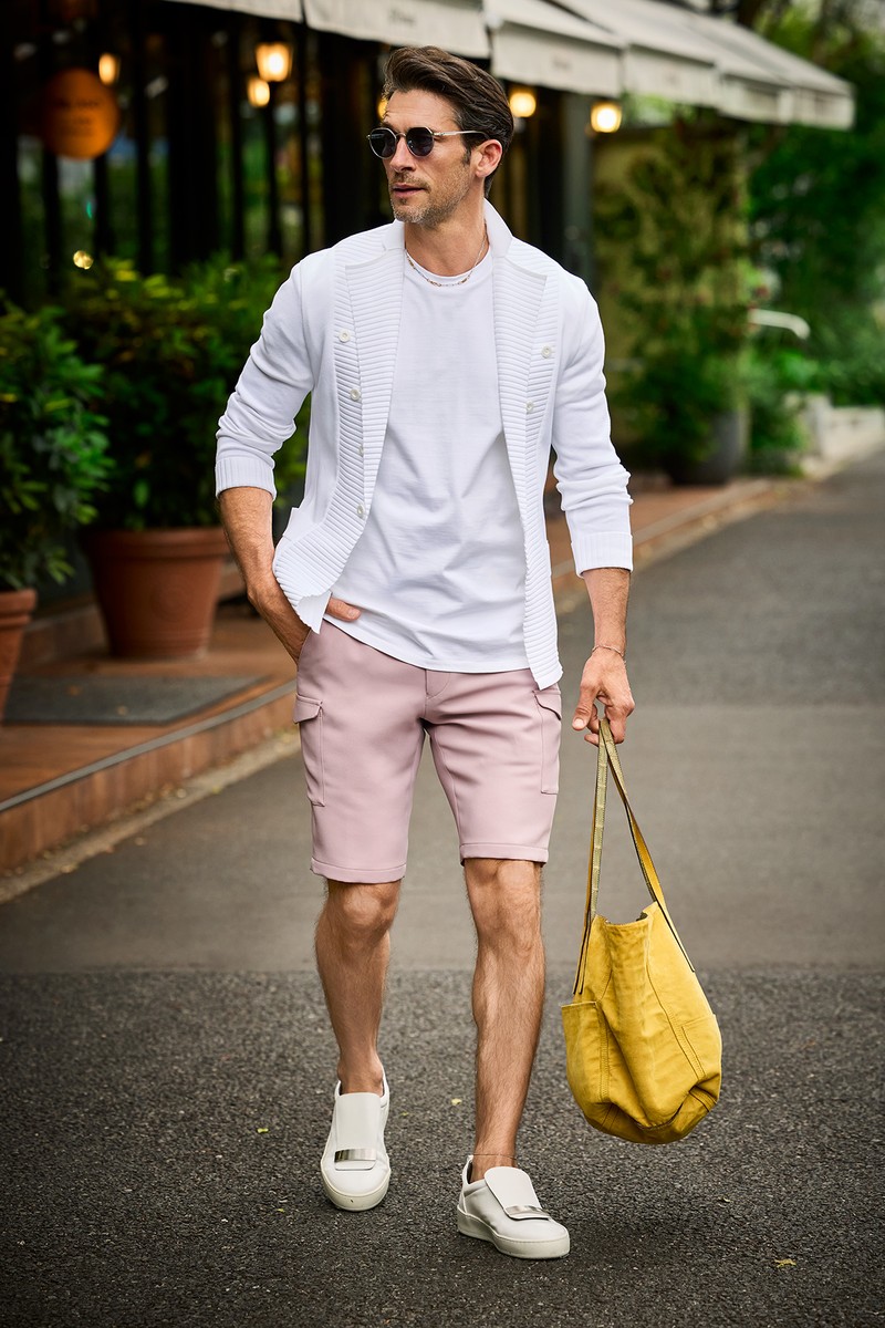 ショーツ2万9700円／ザ・チノ リヴァイブド、ジャケット16万5000円／タエ アシダ、Tシャツ1万7050円／エムバイ、