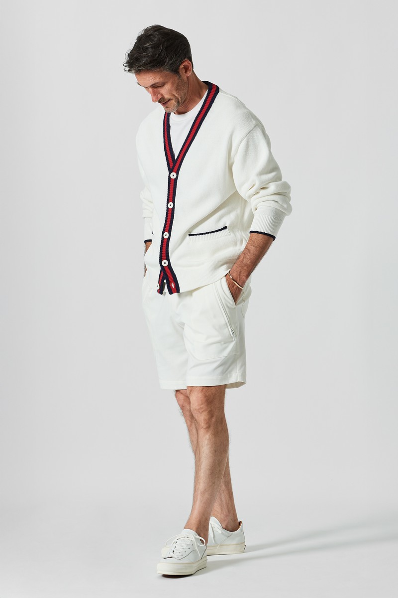 ショーツ3万7400円／ジャブスアルキヴィオ、カーディガン3万9600円／ウィス・キー、Tシャツ4万480円／サンスペル