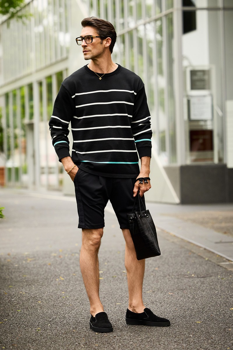 ショーツ3万3000円／キリュウキリュウ、ニット3万3000円／ウィス・キー、靴4万9500円／ペリーコ サニー