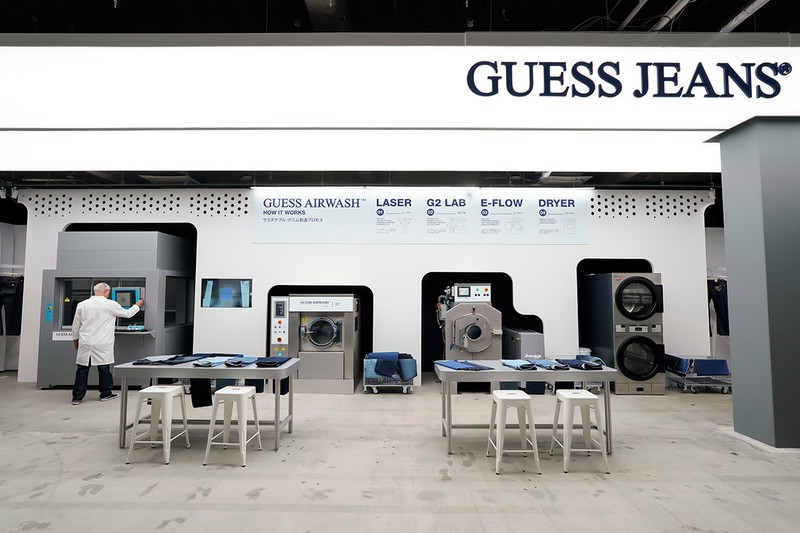 「THE NEXT 40 YEARS OF DENIM」「GUESS JEANS」