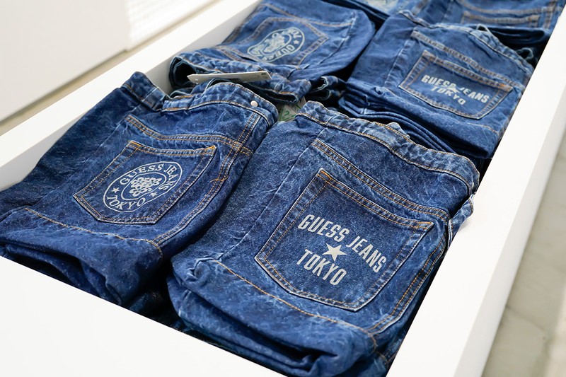 「THE NEXT 40 YEARS OF DENIM」「GUESS JEANS」