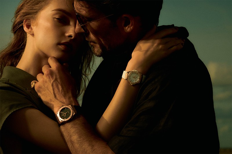 男性●時計『クラシック・フュージョン キングゴールド』自動巻き、18Kキングゴールドケース（42mm）、ラバーストラップ。5気圧防水。315万7000円／ウブロ、シャツ3万3000円／コーディングス（真下商事）、肩に掛けたニット12万4300円／クルチアーニ（ストラスブルゴ カスタマーセンター）、サングラス5万600円／アイヴァン（アイヴァン 東京ギャラリー）、リング62万円／ギンザタナカ　女性●時計『ビッグ・バン ワンクリック キングゴールド ホワイト ダイヤモンド』376万2000円／ウブロ、ワンピース27万5000円／ファビアナフィリッピ（アオイ）