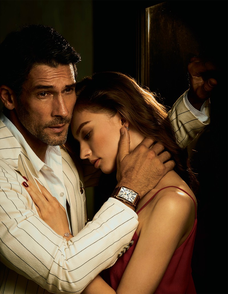 男性●時計（下と同じ）632万5000円／フランク ミュラー（フランク ミュラー ウォッチランド東京）、ジャケット14万800円／タリアトーレ（トレメッツォ）、シャツ3万7400円／ソブリン（ユナイテッドアローズ 六本木ヒルズ店）　女性●ピアス137万5000円、ブレスレット88万円／ともにフランク ミュラー（フランク ミュラー ウォッチランド東京）、そのほかはスタイリスト私物