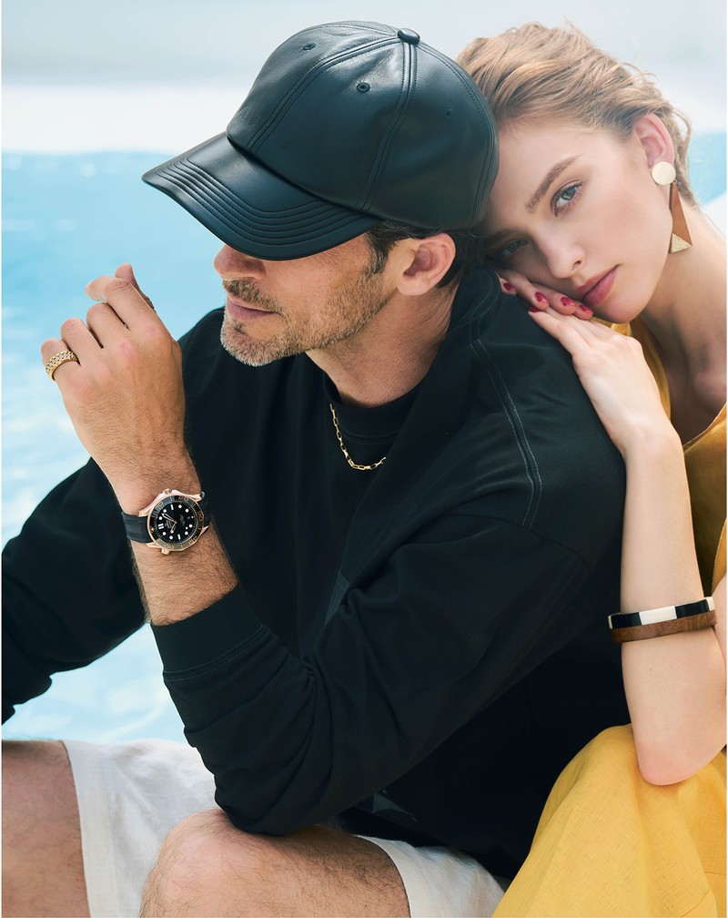 男性●時計『シーマスター ダイバー300M』自動巻き、セドナゴールドケース（42mm）、ラバーストラップ。300m防水。452万1000円／オメガ、Tシャツ8800円／ワッツ アップ（ブランチ・アウト）、ショーツ3万9600円／タリアトーレ（トレメッツォ）、キャップ3万9600円／キジマ タカユキ（サカスピーアール）、ネックレス24万6400円、リング183万7000円／ともにビジュピコ（ビジュピコ 徳島店）　女性●トップス14万5200円、パンツ12万1000円／ともにファビアナフィリッピ（アオイ）、そのほかはスタイリスト私物