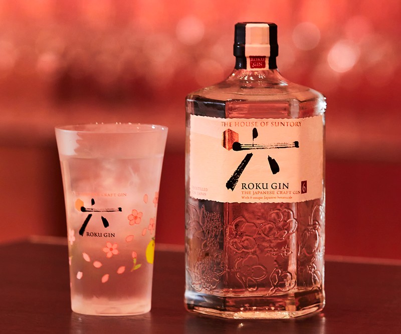 日本の四季が生んだ六種の和素材を使用した「サントリージャパニーズクラフトジン ROKU〈六〉」。乾杯にソーダアップスタイルで提供となりました。すっきりと飲みやすい、豊かな日本の四季が育んだ六種の和素材の香りが際立つ一杯は春のパーティーの幕開けにぴったり！