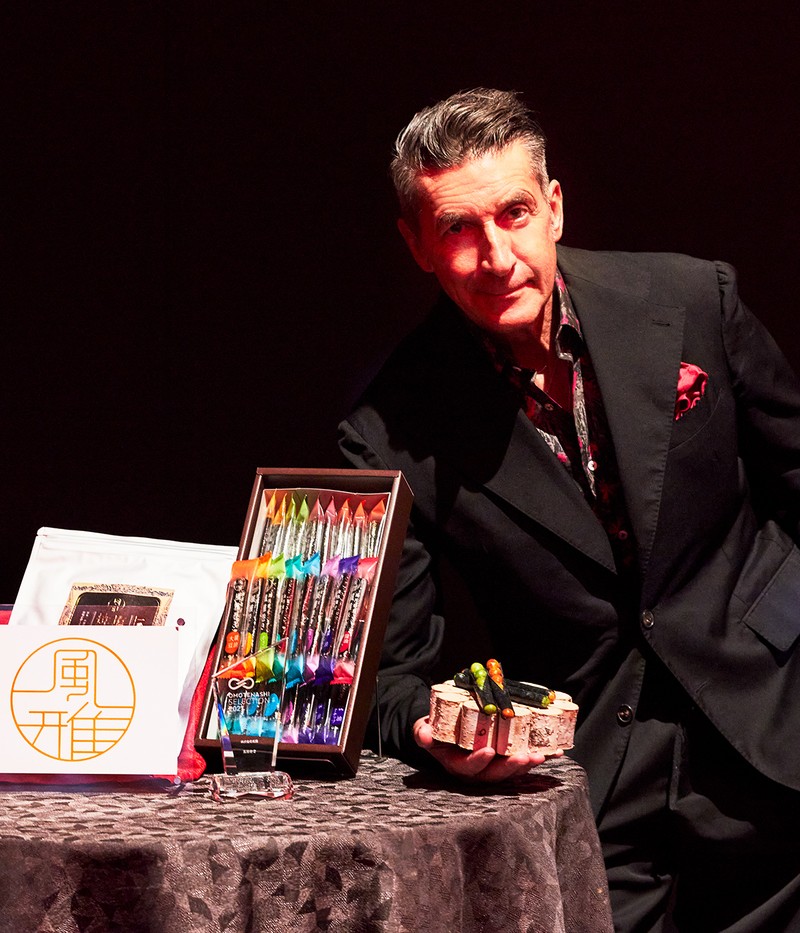 “風雅巻き”で有名な地元製菓「風雅」。有明海産の若摘み焼きのりと、厳選した豆を使用した海苔菓子。お土産にもぜひ！