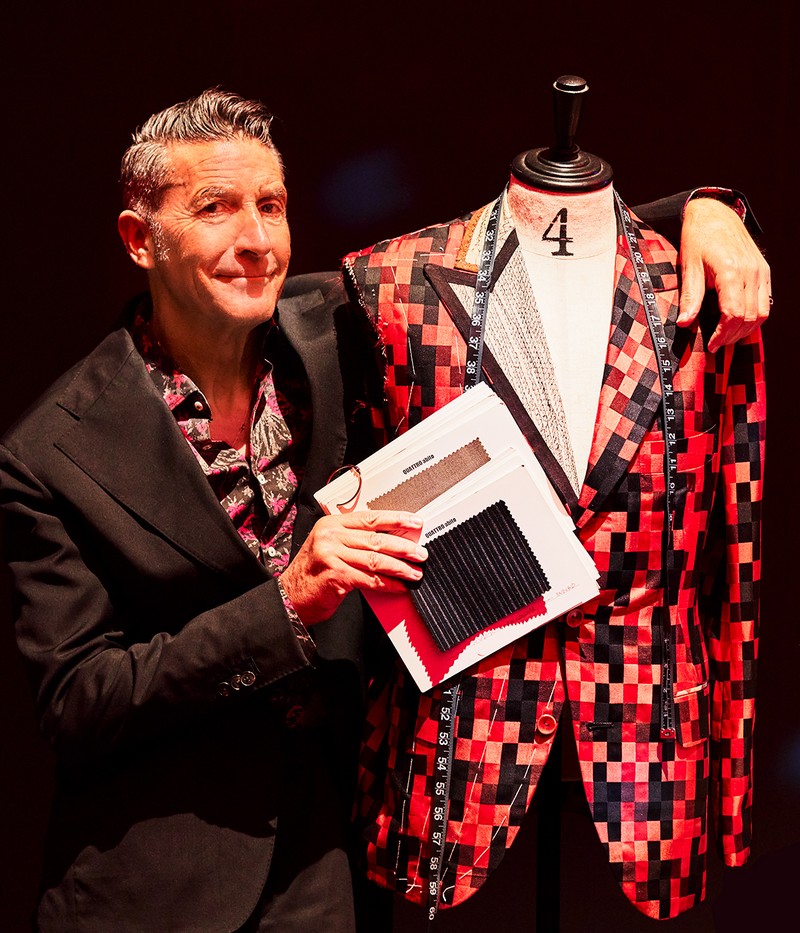 1933年創業の地元に根付いたテーラー「クアトロ・アビト」。お客様一人ひとりの個性やスタイルに合わせて、唯一無二の最高のスーツをご提供し、日本中の熱烈なファンに愛されてます。