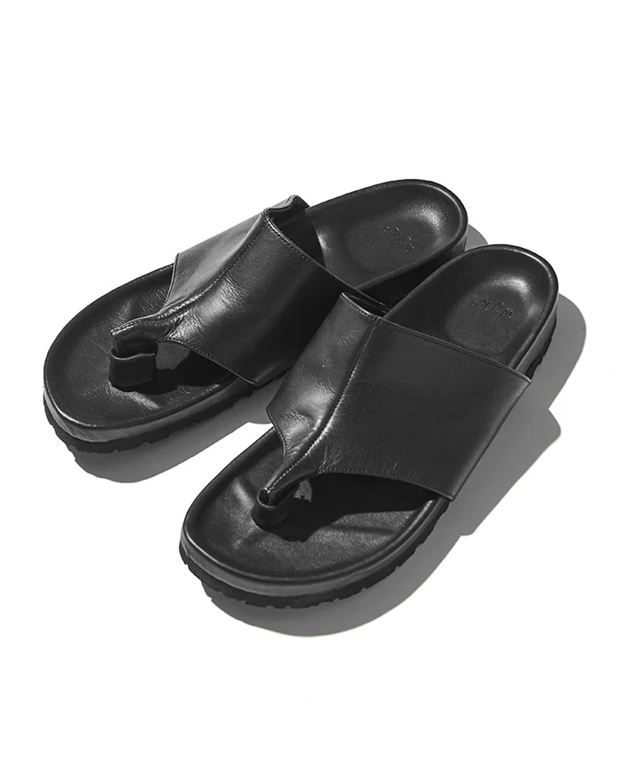 サンダル3万6300円／ダブルジェイケイ（買えるLEON）