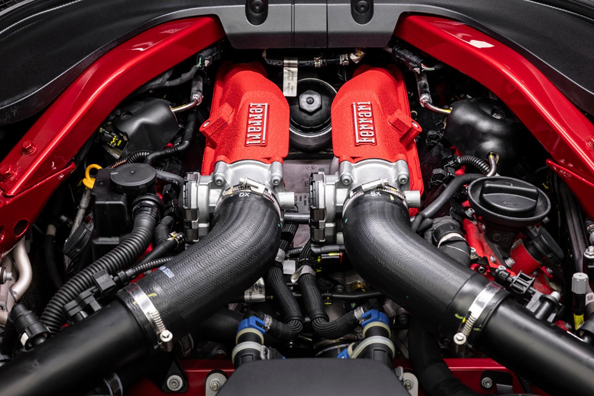 回転のスムーズさの追求に心を砕いたというV8はフロントミドシップ。