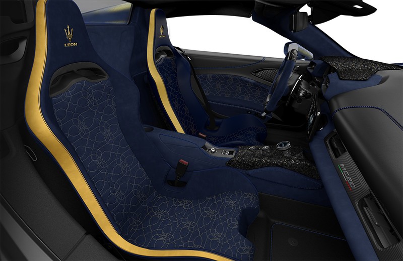 運転席はバケットシートのスポーティさを活かすためにレザーを。