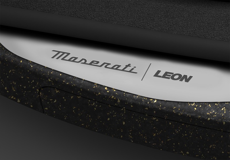 LEONロゴが刻印されています。