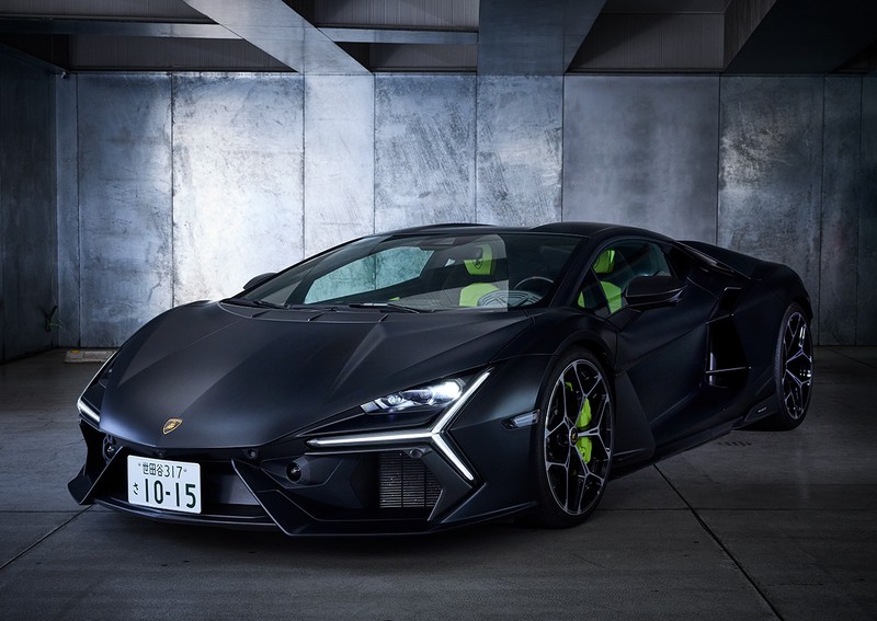 ランボルギーニ レヴエルト V12気筒のエンジンとモーターによる出力は合計1015馬力という圧倒的なスペックですが、このクルマがスーパーなのはスペシャルな存在感
