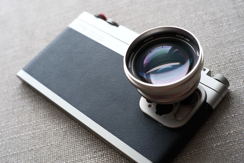撮れば作品に。iPhoneが本格カメラになるスマホケース「Fotorgear Retro DMF」
