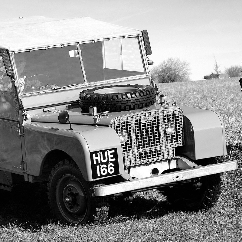 「最高の軍用車としてあらゆる目的で使用できる自動車を目指す」 。これが1947年に承認されたランドローバーの基本コンセプトでした。その2年後には英国軍から多くのオーダーが舞い込み、軍用車としても活躍。やがて英国王室からも愛用されるように。後継モデルにあたるディフェンダーは、1990年に登場。