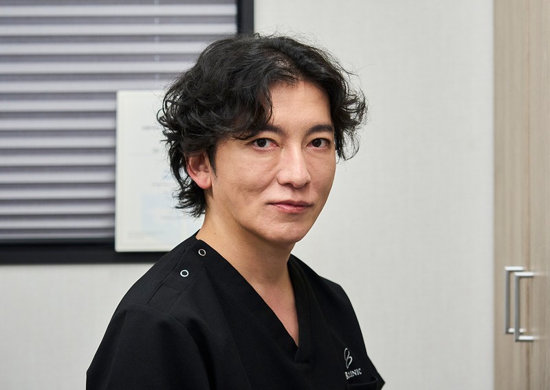 今回お世話になったのは、クリニックを開院以来、美容分野で多くの功績を残してきた、池田欣生院長。某美容誌では「読者が選ぶ美容医師」として3年連続日本一となるなど、多くの方から支持を得ている凄腕の持ち主。自分自身も年齢を重ねても美しく素敵な体型を目指したいと考えていて、実はこのクリニックを自分のために作ったという部分もあるのだとか。