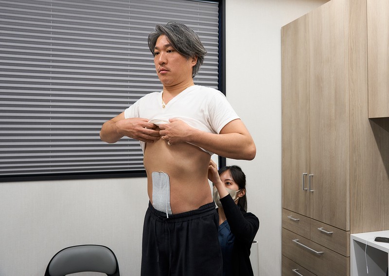まずは憎きお腹の脂肪や腸にまでアプローチする、最新医療痩身機器で施術スタート。最大8枚のパッドを、腹部や下肢、腕など全身に貼ることができるため、1回の治療で全身運動ができます。
