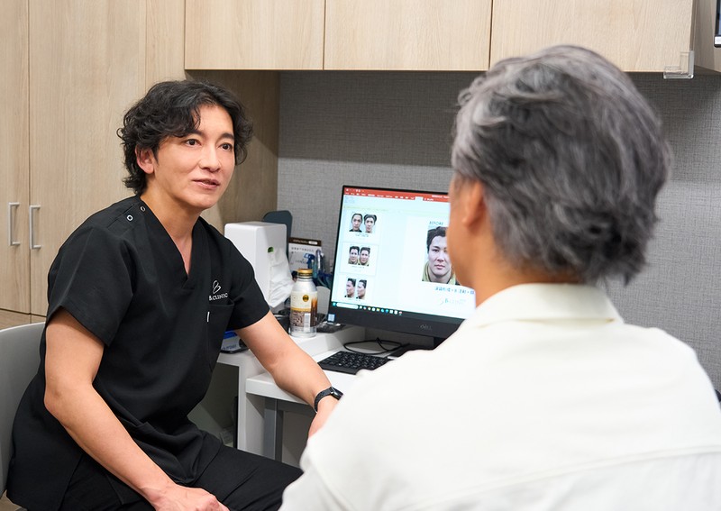 院長でもある池田欣生先生のカウンセリングからスタート。某美容誌では「読者が選ぶ美容医師」として3年連続日本一となるなど、多くの方から支持を得ている凄腕の持ち主。3カ月の施術を経て池田先生は、「よく頑張りましたね。正直、期待以上の結果が出ています。私も羨ましくなるほど、キレイなボディラインになりました! 私は年齢を重ねても美しく素敵な体型を目指してみたいですし、私だけでなく患者さんにも目指してほしいからこそ、最新の機器を揃えています。加齢で太るのは当たり前、という文化を覆していきたいのです」