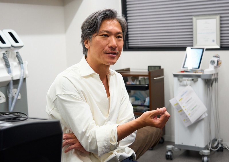 通院の3カ月の思いを語る堀川。フェイスラインもびっくりするほどシャープになって、5歳は若返ったよう(笑)。毎週1回通院するというお約束は、お仕事大好き人間にはなかなかハードルが高くて大変だったようですが、脱げる、さらにモテるボディになる♡という目標へのモチベーション(下心?)が下支えして完走できたようです。