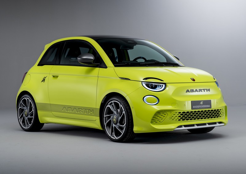 アバルト 500E 全長×全幅×全高:3675×1685×1520㎜ エンジン:交流同期モーター 最高出力:155PS 最大トルク:235Nm 価格:615万円〜
