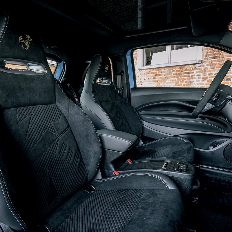 アバルト 500E 全長×全幅×全高:3675×1685×1520㎜ エンジン:交流同期モーター 最高出力:155PS 最大トルク:235Nm 価格:615万円〜
