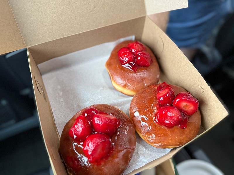 シカゴで一番古い家族経営のベーカリーショップRoeser's Bakeryの巨大ドーナッツ。