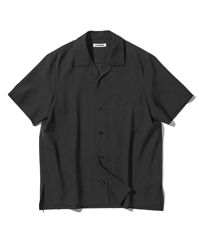 シャツ¥29,700／アタッチメント（買えるLEON）