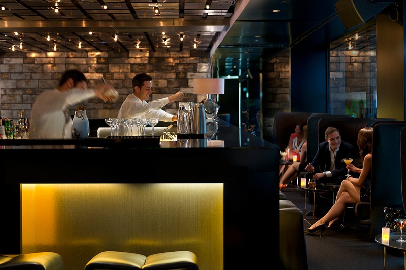 元銀行の建物なので、バーの名は「Banker’s Bar」。天井や壁は貸金庫をモチーフにした柄。