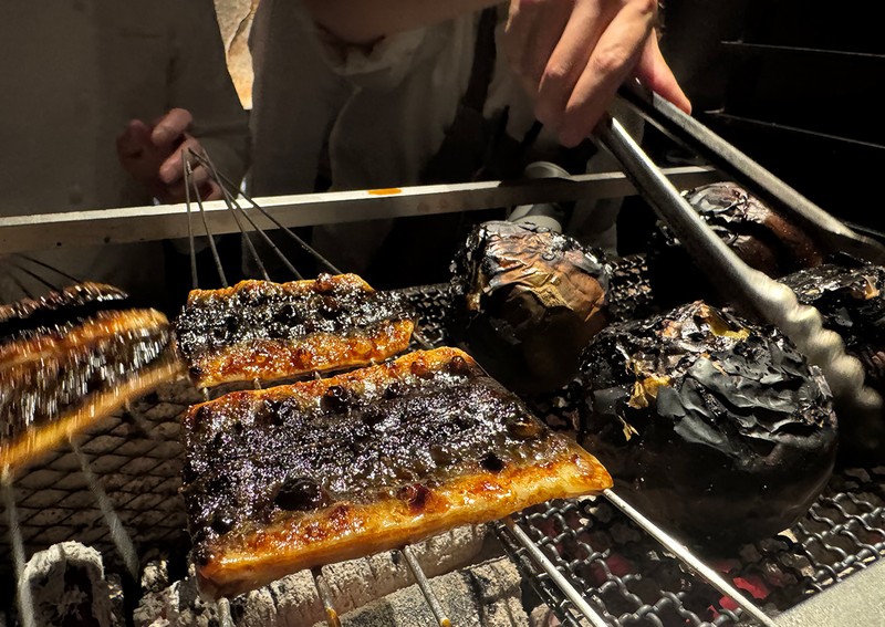 ディナースタート時からじっくりと炭火で焼かれているのは、天然のウナギと賀茂茄子。これがどんな料理になるかと言うと……