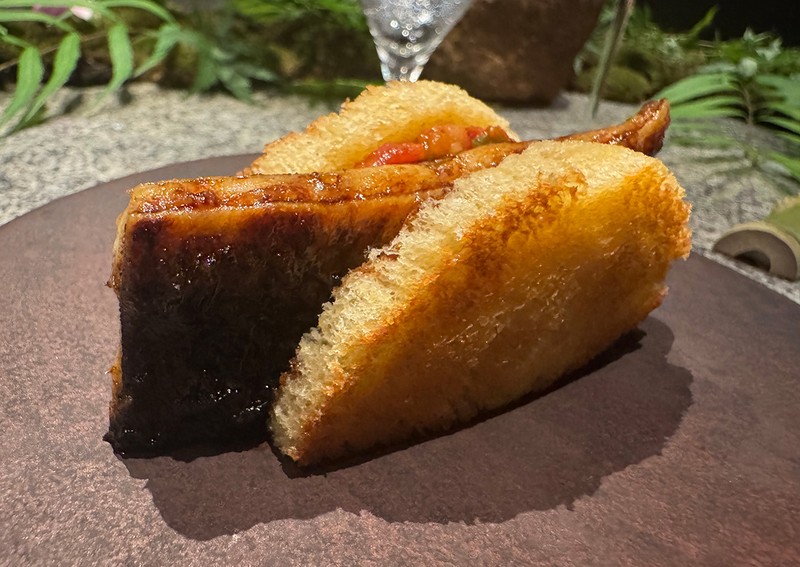 井上シェフによる「天然ウナギのサンドイッチ」に。蒲焼きではなく、バルサミコ酢と赤ワインで仕上げられた逸品です。ブリオッシュでサンドされたそれは、サクッとした食感とバルサミコ酢の酸味がやみつきに。