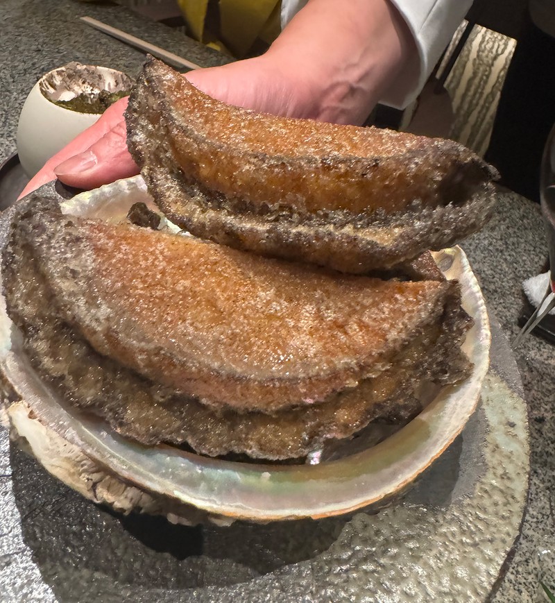 井上シェフが見せてくれたのは、大きなあわびを贅沢にフリットにしたコチラ。そのまま食べても間違いなく美味しいであろうコチラは……