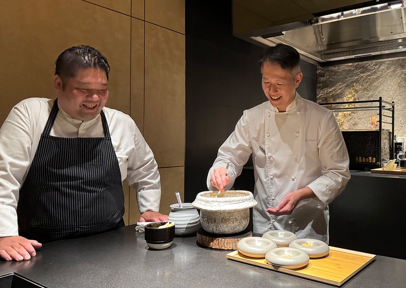 料理に真剣に向き合うふたりが見せてくれる、楽しげな一面もまたご馳走に。誰と、どんな料理を、どのようにいただくことが幸せか、改めて考えさせられるひと時でした。